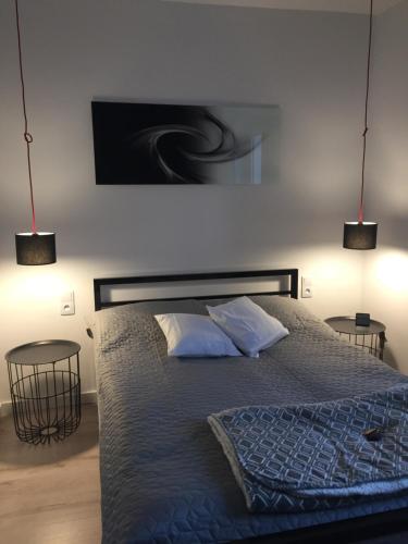 sypialnia z łóżkiem z dwoma stołami i dwoma światłami w obiekcie Apartament Młociny w Warszawie
