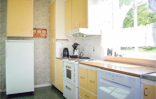Η κουζίνα ή μικρή κουζίνα στο Awesome Home In Fitjar With Wifi