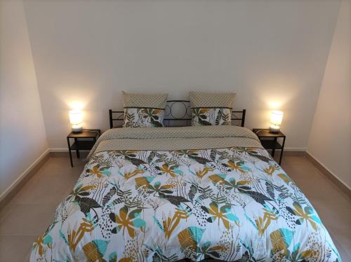 1 dormitorio con 1 cama y 2 lámparas en 2 mesas en O'Couvent - Appartement 97 m2 - 4 chambres - A514, en Salins-les-Bains