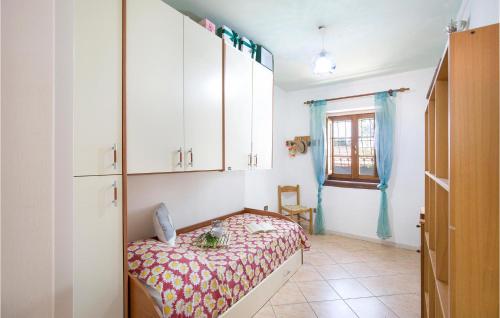 una camera con letto, armadi e finestra di Amazing Home In Cittadella Del Capo With Private Swimming Pool, Can Be Inside Or Outside a Cittadella del Capo