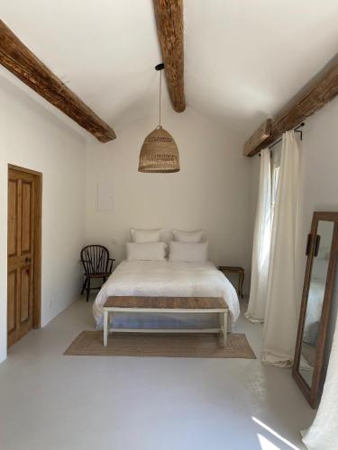 - une chambre avec un lit et une lampe pendant dans l'établissement Chez Beth, à Saint-Rémy-de-Provence