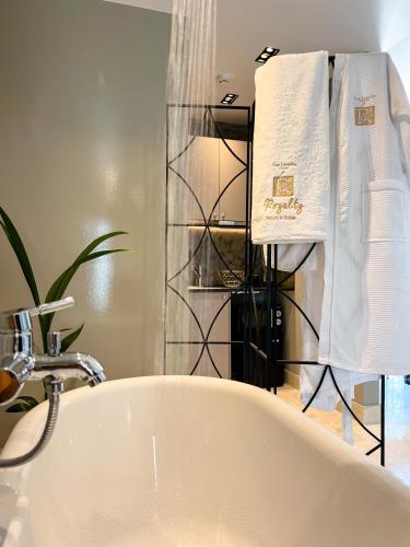 Bagno di Royalty Suites Psyrri
