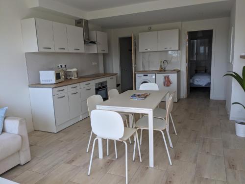 une cuisine et une salle à manger avec une table et des chaises dans l'établissement superbe t2 proche des plages et des commerces, à Hyères