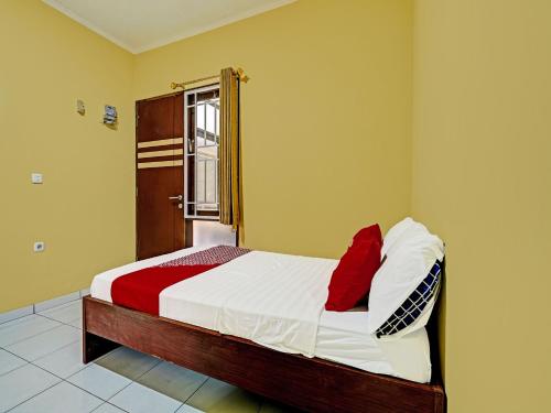 En eller flere senge i et værelse på OYO 91364 Pondok Alfa