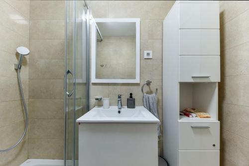 a bathroom with a sink and a shower at Relax studio apartman Novi Sad, Telep in Pasuljište