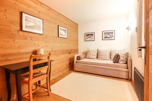 un soggiorno con un divano e un tavolo di House Berenice - Chamonix les Praz a Chamonix-Mont-Blanc