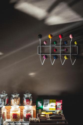 a shelf with jars of food and a chandelier at Damaranto Residenza e Cucina in Soave