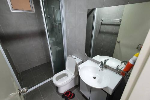 ein Bad mit einem WC, einem Waschbecken und einer Dusche in der Unterkunft Serene Stay Minimalist @ Southville City in Kajang