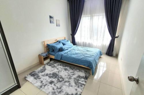 ein Schlafzimmer mit einem blauen Bett und einem Fenster in der Unterkunft Serene Stay Minimalist @ Southville City in Kajang