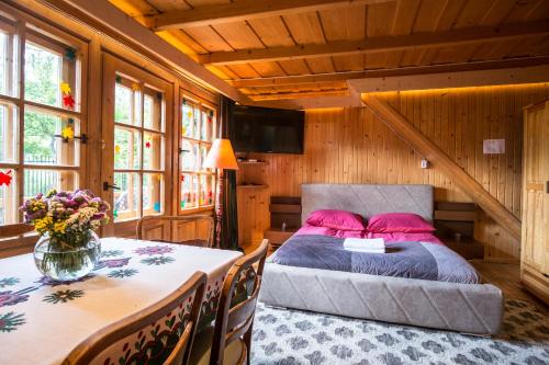 - une chambre avec un lit, une table et des chaises dans l'établissement Gorski dom Gubalowka, à Zakopane