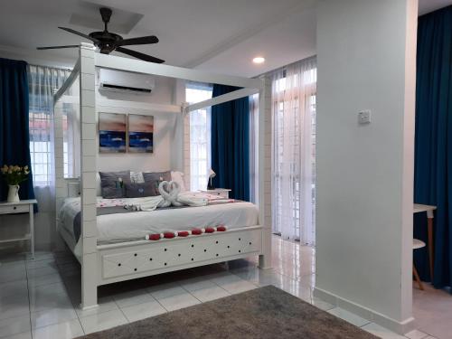 Beit Azzahra Private Pool Villa at Pantai Batu Hitamにあるベッド