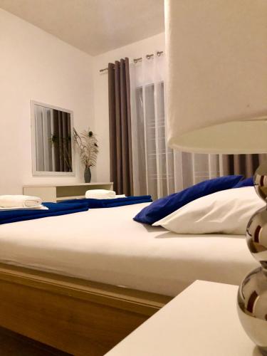Кровать или кровати в номере Hotel B&B CHAMBERLAIN