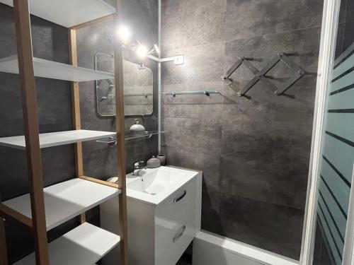 une petite salle de bain avec un lavabo et un miroir dans l'établissement Studio cabine à Villard-de-Lans, pour 4 pers, parking gratuit - FR-1-515-139, à Villard-de-Lans