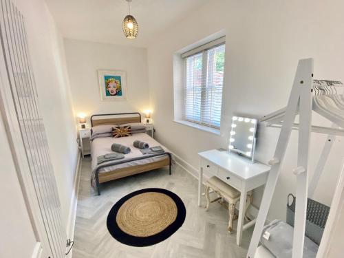 um quarto com uma cama, uma secretária e uma escadaria em The Mynach Annex em Barmouth