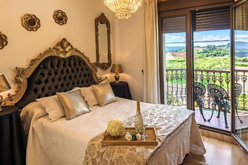 Ein Bett oder Betten in einem Zimmer der Unterkunft Casa Victoria garden con Jacuzzi y piscina