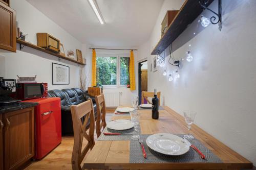 A kitchen or kitchenette at Apartman Belavita
