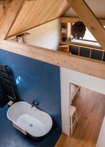 La salle de bains est pourvue d'un lavabo blanc. dans l'établissement La Planque en Perche, à Bellou-le-Trichard