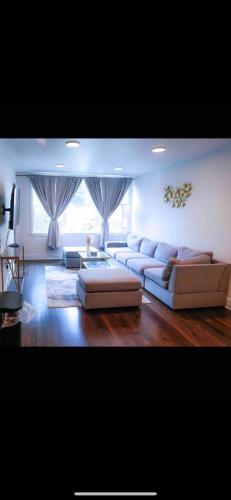 תמונה מהגלריה של Lovely 1-bedroom rental unit with free parking בוושינגטון