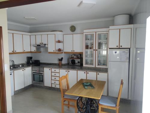 Kuchyň nebo kuchyňský kout v ubytování apartamento pettit centro de O Grove