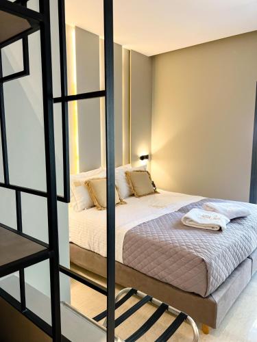 Letto o letti in una camera di Royalty Suites Psyrri