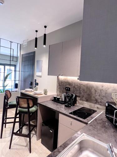 Cucina o angolo cottura di Royalty Suites Psyrri