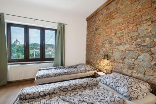A bed or beds in a room at Apartman Belavita