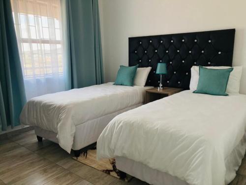 Una cama o camas en una habitación de Molas Luxury Accomodation