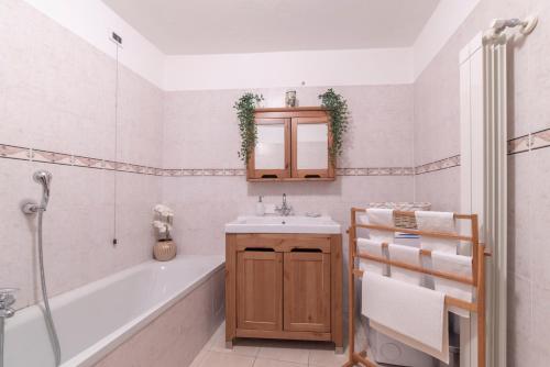 A bathroom at Stupenda Villa vista lago Mergozzo