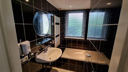 Koupelna v ubytování Recreatiewoning Maas en Waal 191