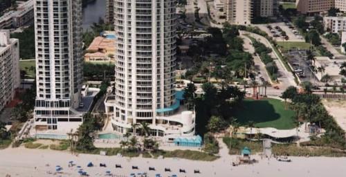 Pemandangan umum bagi Miami Beach atau pemandangan bandar yang diambil dari apartmen