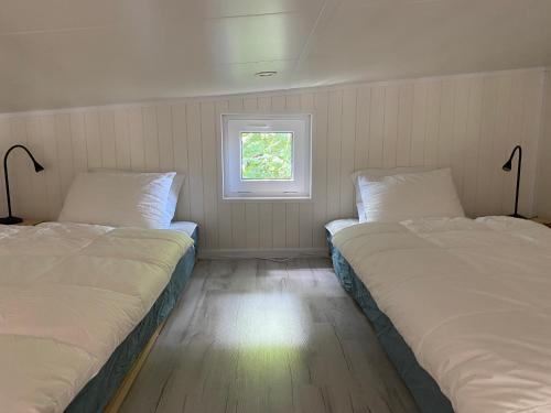 Postel nebo postele na pokoji v ubytování Kattalängan - Lilla huset