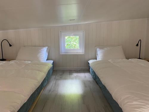 Tempat tidur dalam kamar di Kattalängan - Lilla huset