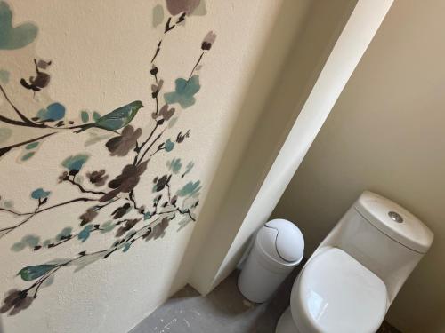 bagno con servizi igienici bianchi in camera di HOSTAL XAO a Città di Oaxaca