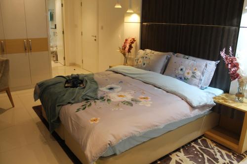 ein Schlafzimmer mit einem Bett mit Blumen darauf in der Unterkunft Spacious one bedroom close to Burj Khalifa, Dubai Mall in Business Bay in Dubai