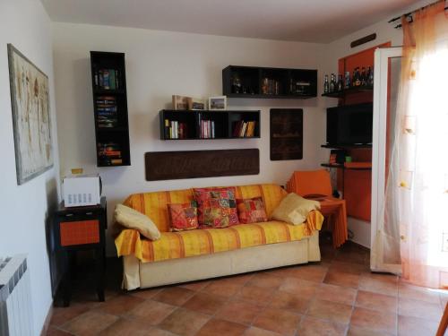sala de estar con sofá en una habitación en Borgo cadelazzino, en Anzo