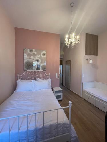 1 dormitorio con cama y lámpara de araña en AF Guest House, en Areopoli
