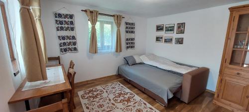 a small bedroom with a bed and a window at La numărul 100, Nămăești in Nămăeşti