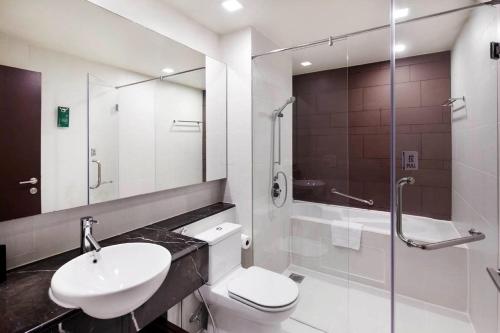 PARKROYAL Serviced Suites Kuala Lumpur tesisinde bir banyo