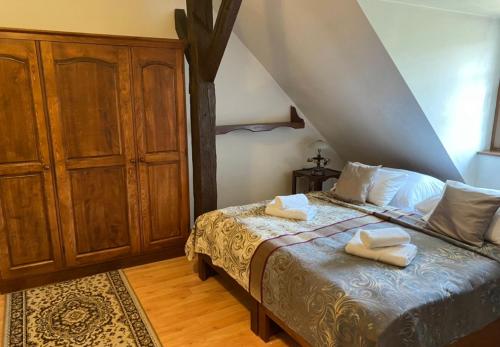 1 dormitorio con 1 cama con 2 toallas en Kaštieľ Benice, en Príbovce