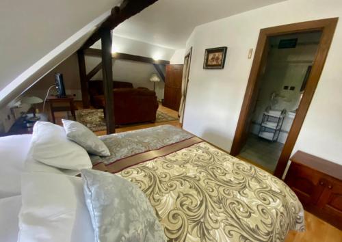 1 dormitorio con 1 cama grande en una habitación en Kaštieľ Benice, en Príbovce