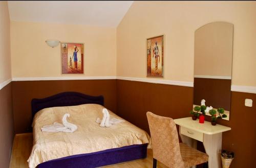 - une chambre dotée d'un lit avec deux cygnes dans l'établissement Uni Palas, à Kavadartsi