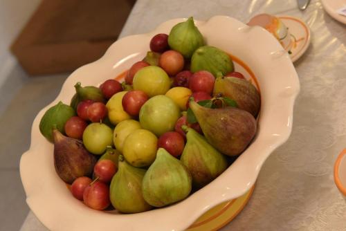 een fruitschaal op een tafel bij B&B Parco del Lamione in Gioia del Colle