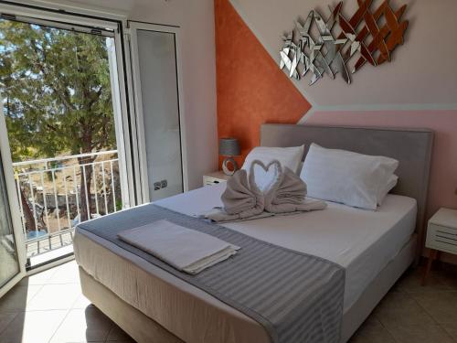 ein Schlafzimmer mit einem Bett und einem großen Fenster in der Unterkunft Sunrise View House in Poros