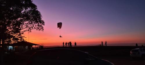 Matahari terbit atau terbenam yang dilihat dari inn ini atau berdekatan