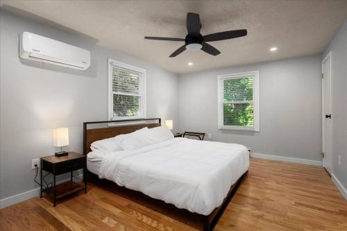 una camera con letto e ventilatore a soffitto di *NEW* Large Backyard ~ Game Room ~ Firepit ~ Lake a Skaneateles