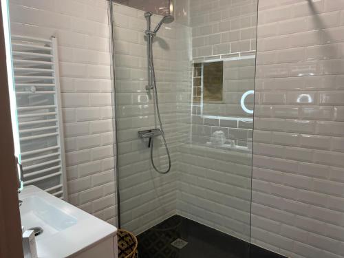 une salle de bain avec douche et lavabo dans l'établissement Là-Haut, à Royan