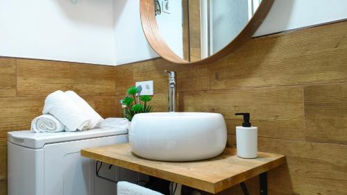 プラヤ・デル・イングレスにあるSea Friendly Holiday Homeのバスルーム(洗面台、トイレ、鏡付)