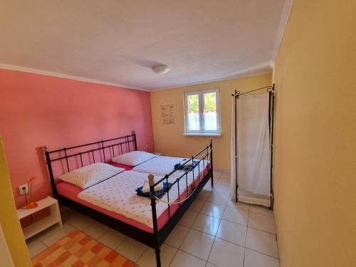 1 dormitorio con cama y ventana en Apartmani Axa, en Rukavac