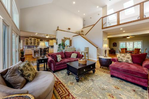 ein Wohnzimmer mit zwei Sofas und einem Tisch in der Unterkunft 43 Trumpet Creeper in Kiawah Island