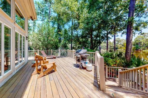eine große Holzterrasse mit Stühlen und einem Grill darauf in der Unterkunft 43 Trumpet Creeper in Kiawah Island